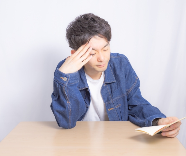 悩む